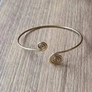 Bracciale da braccio dorato con spirali