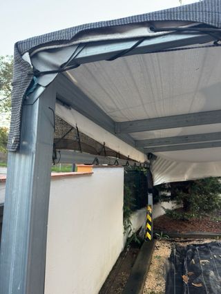 Porche inoxidable con lonas aislantes