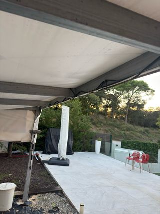 Porche inoxidable con lonas aislantes