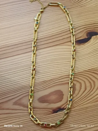 Colar dourado em aço com pedras coloridas