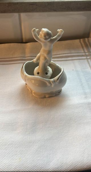 Figura de porcelana con forma de rana