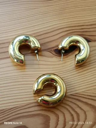 Conjunto de brincos em aço dourado