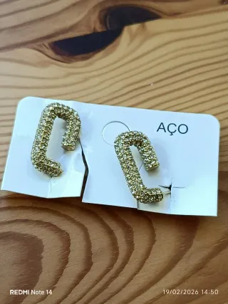 Brincos em aço dourado