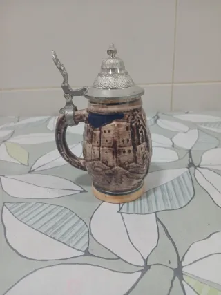 Jarra cerveza alemana antigua con tapa