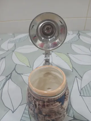 Jarra cerveza alemana antigua con tapa