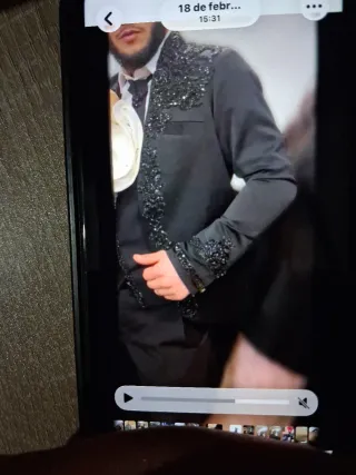 Traje de pedrería con corbata chaleco y chaqueta