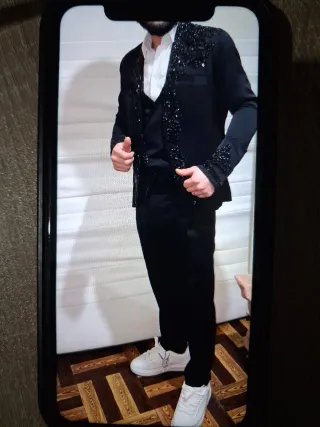 Traje de pedrería con corbata chaleco y chaqueta