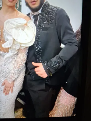 Traje de pedrería con corbata chaleco y chaqueta