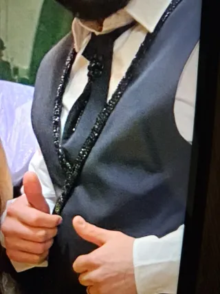 Traje de pedrería con corbata chaleco y chaqueta