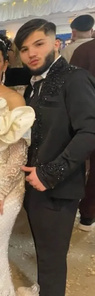 Traje de pedrería con corbata chaleco y chaqueta