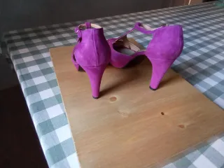 Sandalias de piel de ante fucsia tacón alto