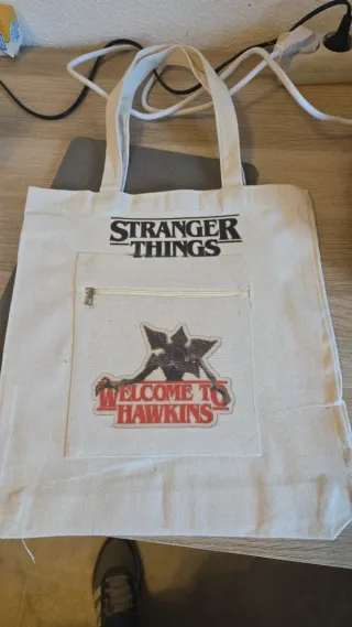 Bolso Stranger Things con bolsillo