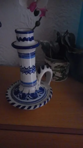 Candelabro de cerámica azul y blanco
