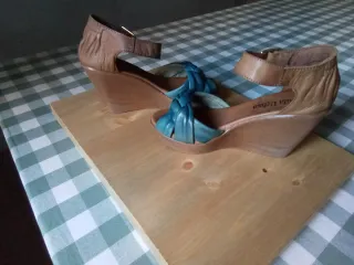 Sandalias de piel  con cuña y plataforma