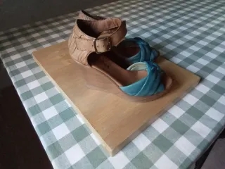 Sandalias de piel  con cuña y plataforma