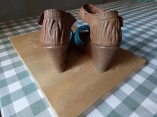 Sandalias de piel  con cuña y plataforma