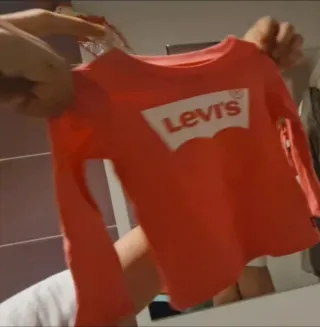 Camiseta niña Levi's roja