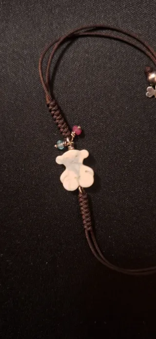 Pulsera Tous Oso blanco y cuerda marrón.