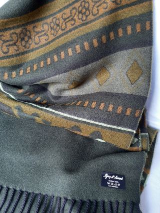 Echarpe con estampado floral y geométrico.