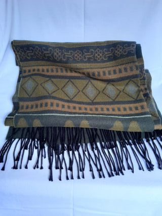 Echarpe con estampado floral y geométrico.