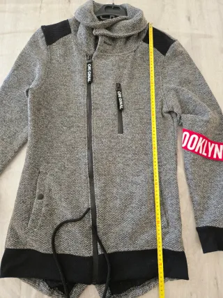 Chaqueta de punto gris con diseño original