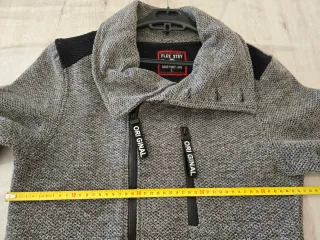 Chaqueta de punto gris con diseño original