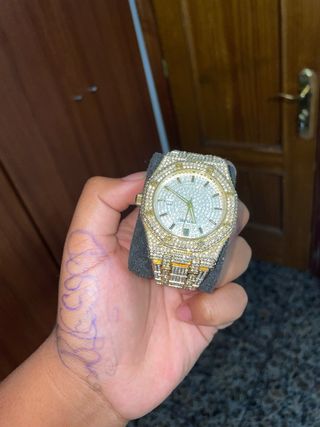 Reloj dorado con diamantes resistente al agua