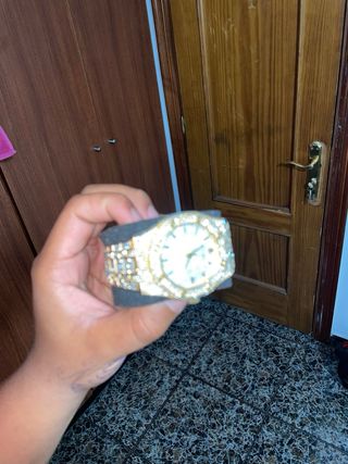 Reloj dorado con diamantes resistente al agua