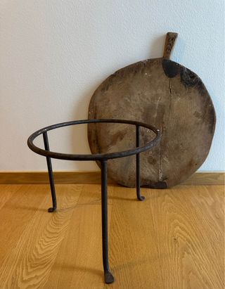 Mesa auxiliar estilo brutalista