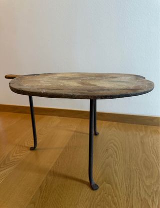 Mesa auxiliar estilo brutalista