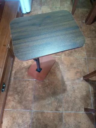 Mesa de apoio em madeira e metal