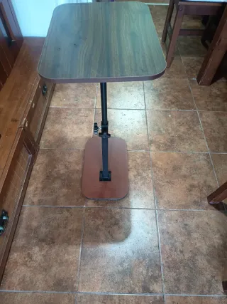 Mesa de apoio em madeira e metal