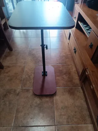 Mesa de apoio em madeira e metal