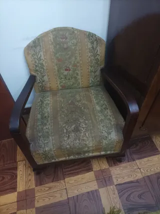 Sillón antiguo floral madera oscura
