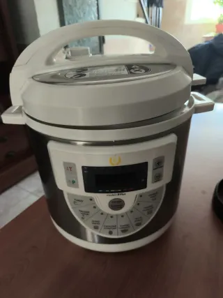 Olla eléctrica con rejilla