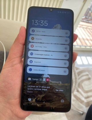 POCO C65 con detalle en pantalla