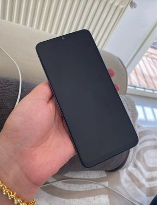 POCO C65 con detalle en pantalla