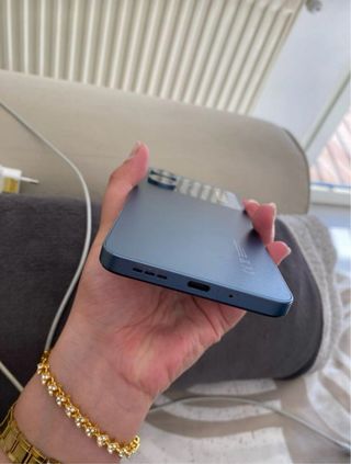 POCO C65 con detalle en pantalla