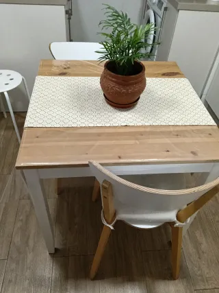 Mesa de cocina madera patas blancas + 2 sillas