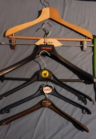 Lotto 60 Grucce/Stampelle di tutti i tipi e misure