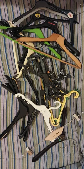 Lotto 60 Grucce/Stampelle di tutti i tipi e misure