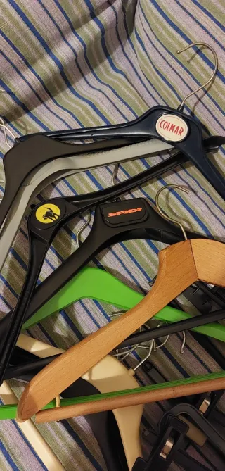 Lotto 60 Grucce/Stampelle di tutti i tipi e misure