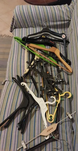 Lotto 60 Grucce/Stampelle di tutti i tipi e misure