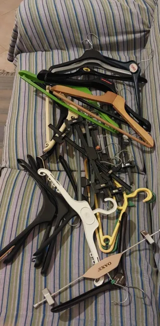 Lotto 60 Grucce/Stampelle di tutti i tipi e misure