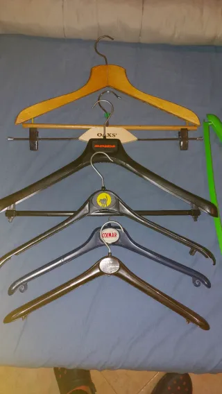 Lotto 60 Grucce/Stampelle di tutti i tipi e misure