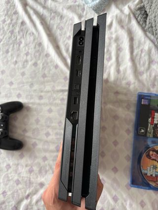 Consola PS4 Pro 1TB + GTA V GRATIS