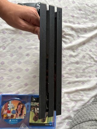 Consola PS4 Pro 1TB + GTA V GRATIS