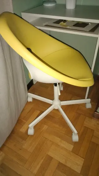 Scrivania e Sedia da Ufficio