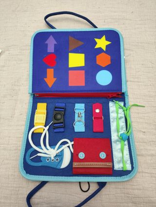 Mala de atividades educativas com dinossauros