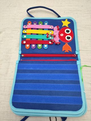 Mala de atividades educativas com dinossauros